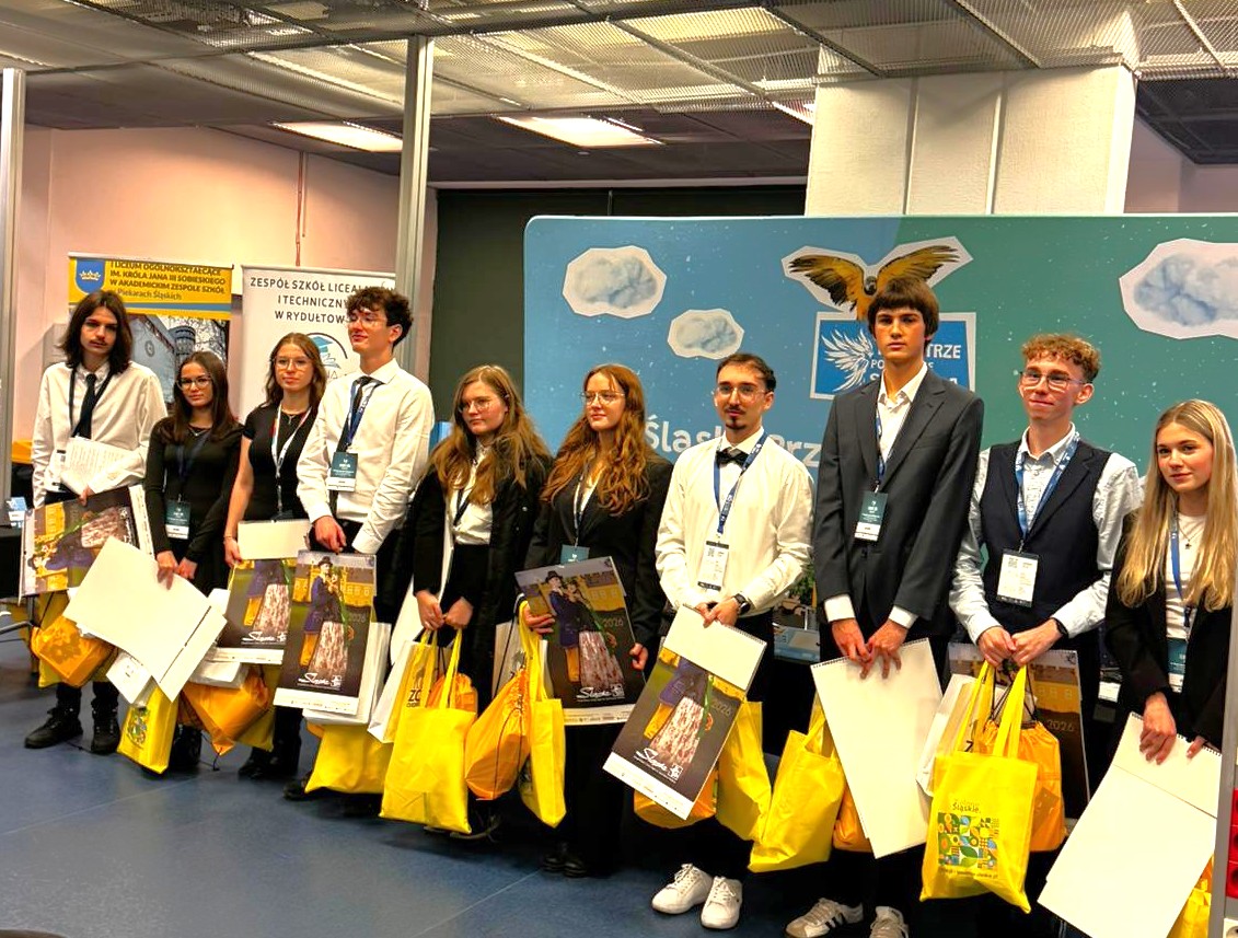 Grupa laureatów Turnieju