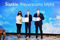 Jakub Chełstowski, Marshal of the Silesian Voivodeship, Izabela Domogała, member of the Management Board of the Silesian Voivodeship and Paweł Mirowski, Deputy President of the Management Board of the National Fund for Environmental Protection and Water Management during the signing of the contract