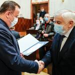 Jakub Chełstowski, Marshal of the Silesian Voivodeship hands out the certificate to the project partner.