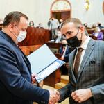 Jakub Chełstowski, Marshal of the Silesian Voivodeship hands out the certificate to the project partner.