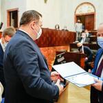 Jakub Chełstowski, Marshal of the Silesian Voivodeship hands out the certificate to the project partner.