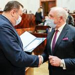 Jakub Chełstowski, Marshal of the Silesian Voivodeship hands out the certificate to the project partner.