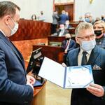 Jakub Chełstowski, Marshal of the Silesian Voivodeship hands out the certificate to the project partner.
