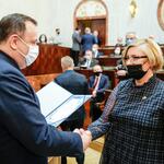 Jakub Chełstowski, Marshal of the Silesian Voivodeship hands out the certificate to the project partner.