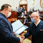 Jakub Chełstowski, Marshal of the Silesian Voivodeship hands out the certificate to the project partner.