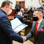 Jakub Chełstowski, Marshal of the Silesian Voivodeship hands out the certificate to the project partner.