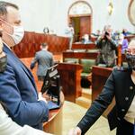 Jakub Chełstowski, Marshal of the Silesian Voivodeship hands out the certificate to the project partner.