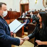 Jakub Chełstowski, Marshal of the Silesian Voivodeship hands out the certificate to the project partner.