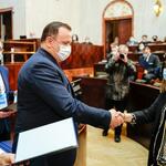 Jakub Chełstowski, Marshal of the Silesian Voivodeship hands out the certificate to the project partner.