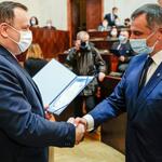 Jakub Chełstowski, Marshal of the Silesian Voivodeship hands out the certificate to the project partner.