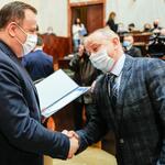 Jakub Chełstowski, Marshal of the Silesian Voivodeship hands out the certificate to the project partner.