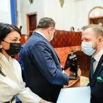 Jakub Chełstowski, Marshal of the Silesian Voivodeship, Izabela Domogała, member of the Management Board of the Silesian Voivodeship are handing out certificates to the project partners.