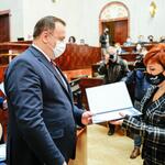 Jakub Chełstowski, Marshal of the Silesian Voivodeship hands out the certificate to the project partner.