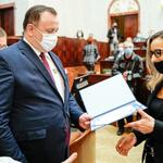 Jakub Chełstowski, Marshal of the Silesian Voivodeship hands out the certificate to the project partner.