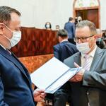 Jakub Chełstowski, Marshal of the Silesian Voivodeship hands out the certificate to the project partner.