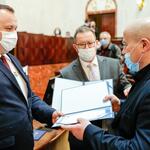 Jakub Chełstowski, Marshal of the Silesian Voivodeship hands out the certificate to the project partner.