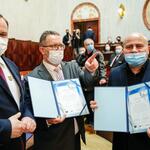 Jakub Chełstowski, Marshal of the Silesian Voivodeship hands out the certificate to the project partner.