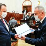 Jakub Chełstowski, Marshal of the Silesian Voivodeship hands out the certificate to the project partner.