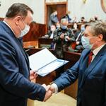 Jakub Chełstowski, Marshal of the Silesian Voivodeship hands out the certificate to the project partner.