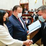 Jakub Chełstowski, Marshal of the Silesian Voivodeship, Izabela Domogała, member of the Management Board of the Silesian Voivodeship are handing out certificates to the project partners.