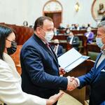 Jakub Chełstowski, Marshal of the Silesian Voivodeship, Izabela Domogała, member of the Management Board of the Silesian Voivodeship are handing out certificates to the project partners.