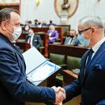 Jakub Chełstowski, Marshal of the Silesian Voivodeship hands out the certificate to the project partner.