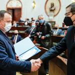 Jakub Chełstowski, Marshal of the Silesian Voivodeship hands out the certificate to the project partner.