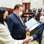 Jakub Chełstowski, Marshal of the Silesian Voivodeship, Izabela Domogała, member of the Management Board of the Silesian Voivodeship are handing out certificates to the project partners.
