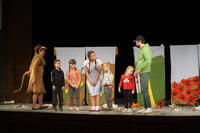 Aktorzy i dzieci na scenie podczas interaktywnego spektaklu.