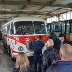 Grupa uczestników wyjazdu w muzeum autobusów.