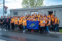 Uczestnicy wyjazdu z flagą Programu LIFE UE.