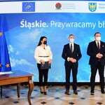 Jakub Chełstowski, Marshal of the Silesian Voivodeship, Izabela Domogała, member of the Management Board of the Silesian Voivodeship and Paweł Mirowski, Deputy President of the Management Board of the National Fund for Environmental Protection and Water Management during the signing of the contract