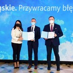 Jakub Chełstowski, Marshal of the Silesian Voivodeship, Izabela Domogała, member of the Management Board of the Silesian Voivodeship and Paweł Mirowski, Deputy President of the Management Board of the National Fund for Environmental Protection and Water Management during the signing of the contract