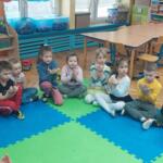 Grupa przedszkolaków podczas zabaw o tematyce ekologicznej.