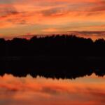 Jezioro o zachodzie słońca. Zdjęcie Ogień, woda i przyroda Agaty Bakłażec.