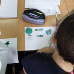 Dzieci podczas rozwiązywania łamigłówek ekologicznych.