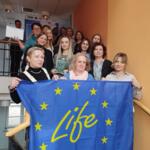 Uczestnicy szkolenia w Subregionie Zachodnim z flagą Programu LIFE.