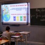 Ekodoradczyni prowadząca prezentację dla dzieci w klasie szkolnej.