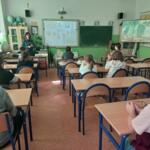 Ekodoradczyni prowadząca zajęcia z dziećmi w klasie szkolnej.