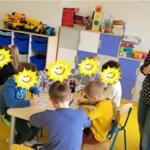 Ekodoradczyni prowadząca zajęcia z dziećmi w klasie szkolnej.