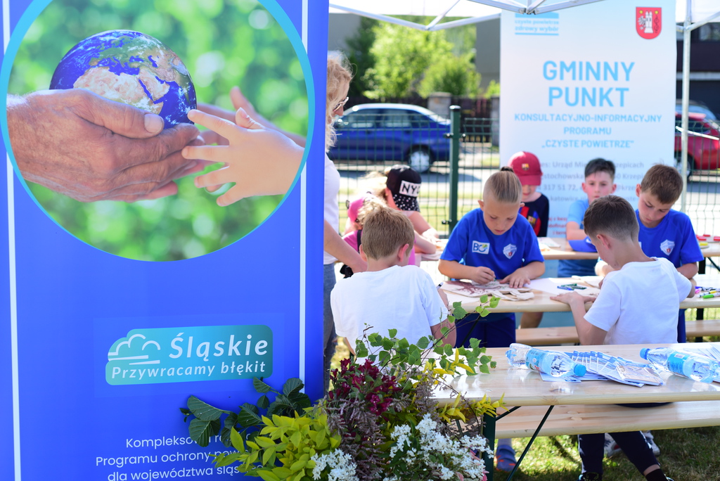 A group of children drawing at a table.