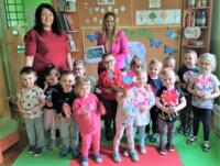 Preschoolers accompanied by the Eco-Manager with their self-made eco-flowers.