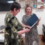 Presentation of acknowledgments by the Eco-Manager to the Senior Club. 