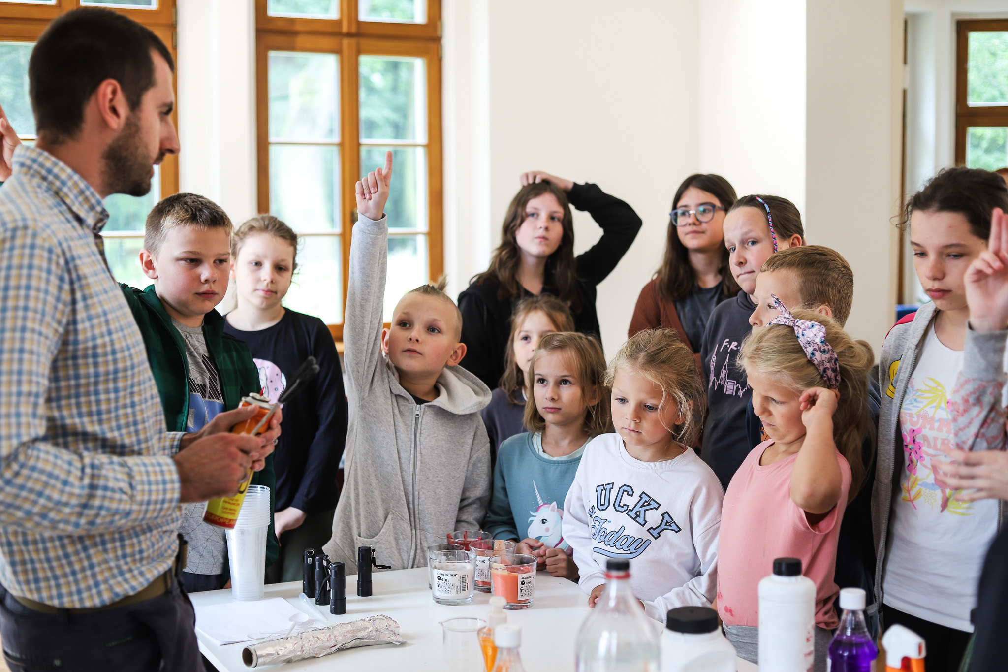 An eco-manager with a group of children conducting physical experiments.