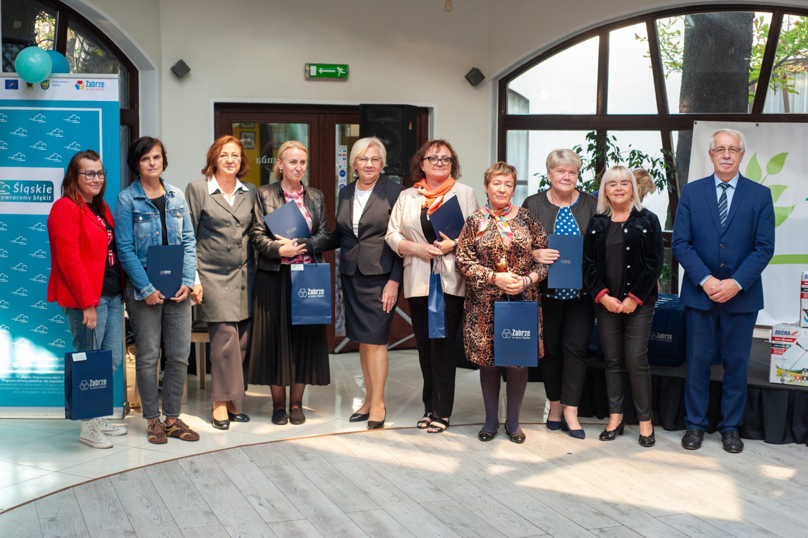 Grupa dziewięciu laureatów konkursu z Prezydent Miasta Zabrze Małgorzatą Mańką-Szulik.