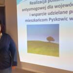 Eco-manager Aleksandra Ujma against the backdrop of the displayed presentation.