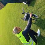 Ekodoradczyni na boisku podczas nauki obsługi drona.
