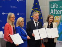 Anna Clunes, the Ambassador of the United Kingdom of Great Britain and Northern Ireland in Warsaw, Minister of Climate and Environment Paulina Hennig-Kloska, Marek Woźniak, Marshal of the Greater Poland Voivodeship, and Catherine Godin, the Ambassador of Canada to Poland, holding signed documents regarding the official accession of Greater Poland to the Powering Past Coal Alliance (PPCA).