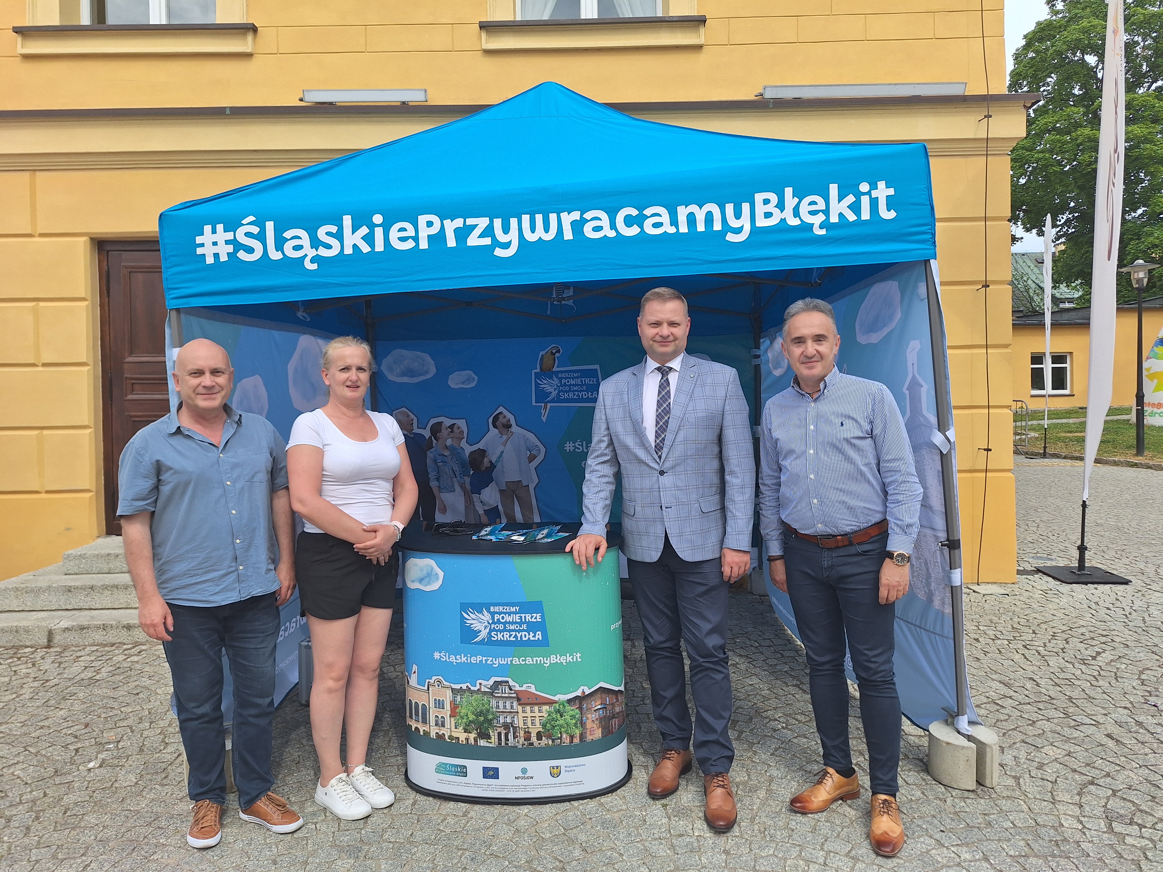 Rafał Adamczyk, Member of the Board of the Silesian Voivodeship and Zbigniew Cierniak, the director of the Song and Dance Ensemble "Śląsk" at the "Silesia. Blue Sky Restored" project booth.
