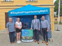 Rafał Adamczyk, Member of the Board of the Silesian Voivodeship and Zbigniew Cierniak, the director of the Song and Dance Ensemble "Śląsk" at the "Silesia. Blue Sky Restored" project booth.